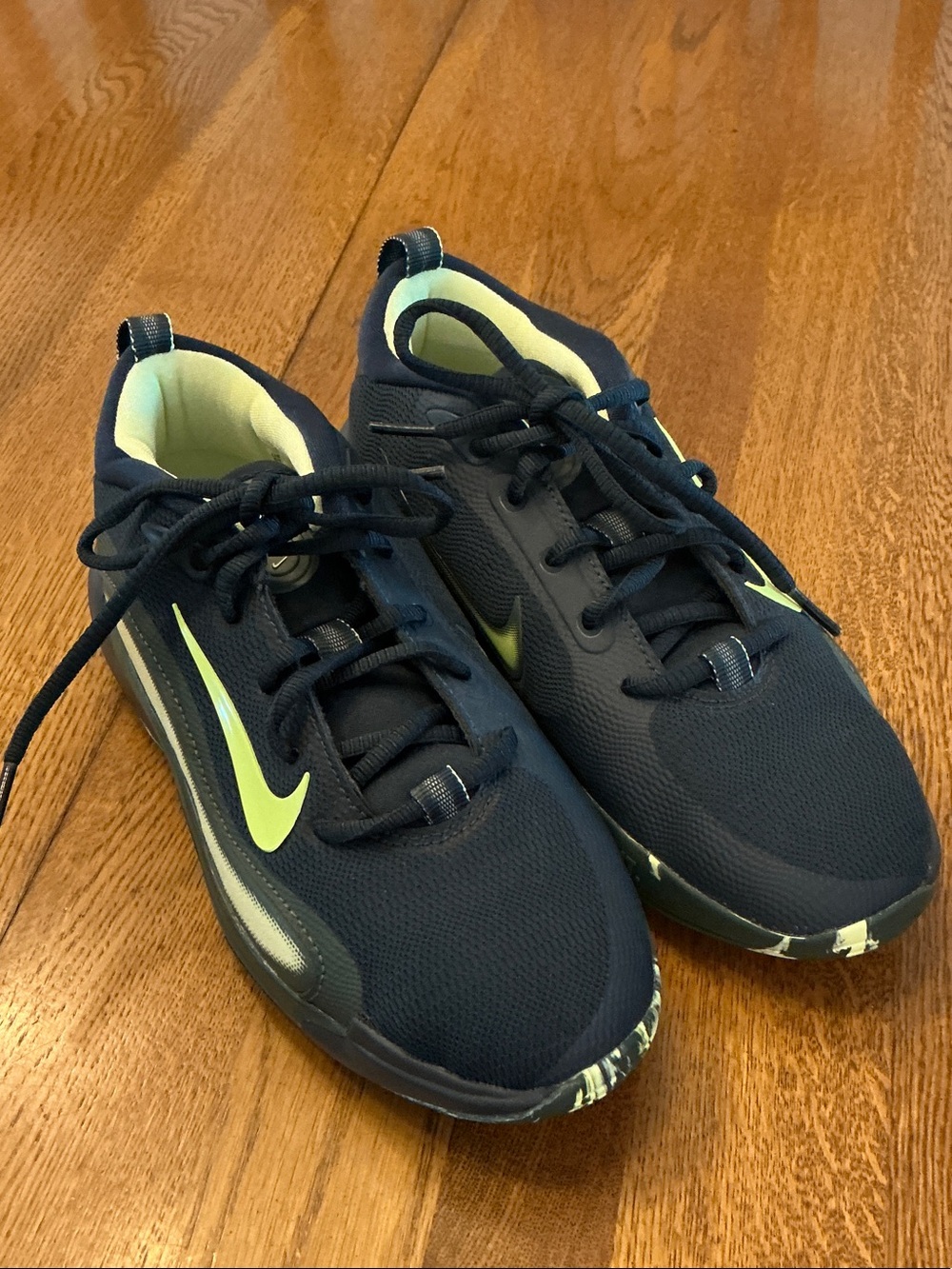Kids Nike Isofly navy/green sneakers. Size 5Y. Navy laces. Never worn!